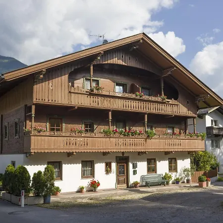 In Near Hochzillertal Skiing Apartment Fuegen